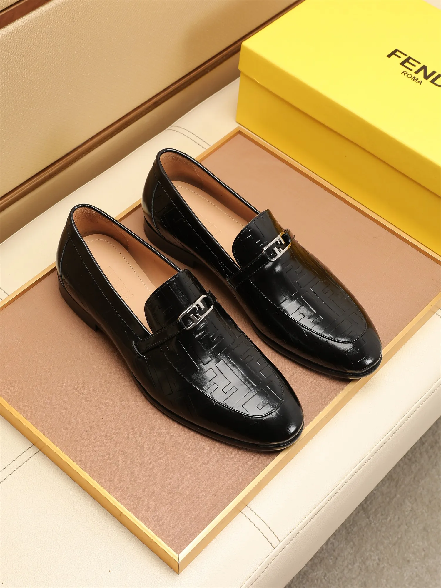 Men's shoes💰460 🕷🕷【FENDI】The latest men's formal leather shoes🇨🇳Classic series not to be missed💯The first layer is made of imported first-layer cowhide☘Original quality, the leather is smooth and delicate🎋Awesome version, perfect streamlined outline🍇Cowhide lining, size 38-44 (customized at 45.46)...